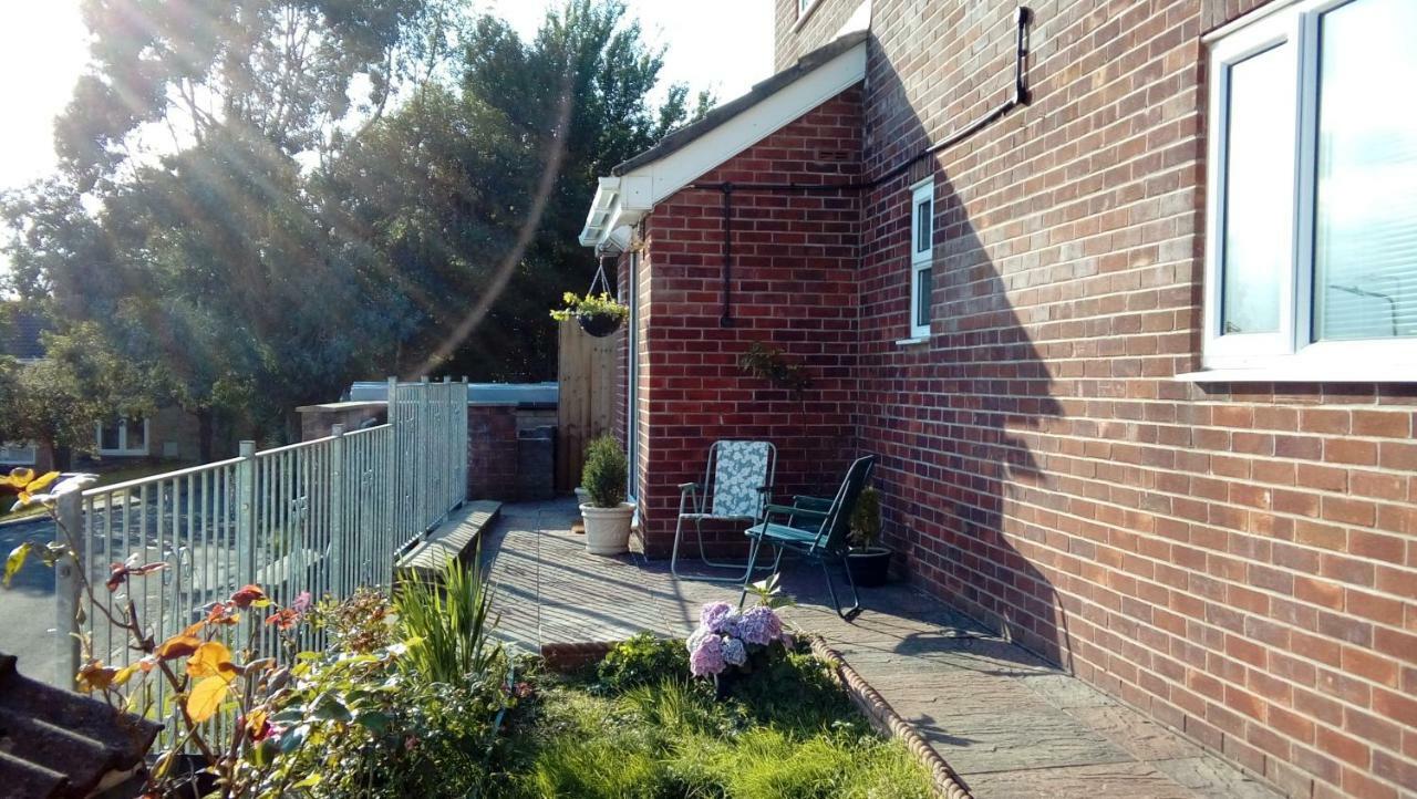 Lavender House Hotel Bridgend  Bagian luar foto